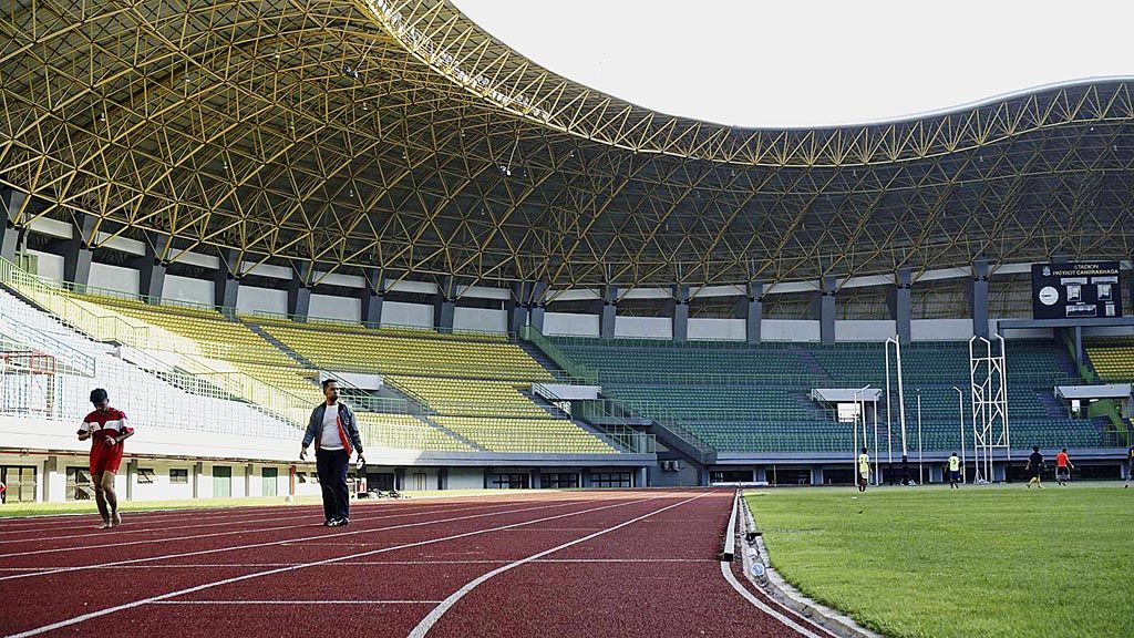 Suasana  Stadion Patriot Candrabhaga, Bekasi, Jawa Barat, Senin (8/1). Sebelumnya, stadion ini akan dijadikan sebagai tempat uji coba kejuaraan cabang sepak bola untuk Asian Games 2018. Namun, Panitia Penyelenggara Asian Games Indonesia (Inasgoc) membatalkan rencana tersebut karena Stadion Patriot akan direnovasi akhir bulan ini. Uji coba akan digelar di Stadion Utama Gelora Bung Karno.