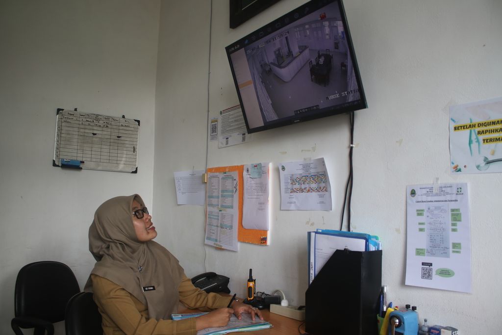 Siti Patimah supervises CCTV in the hospital treatment room, West Bandung Regency, West Java, Monday (25/7/2022).