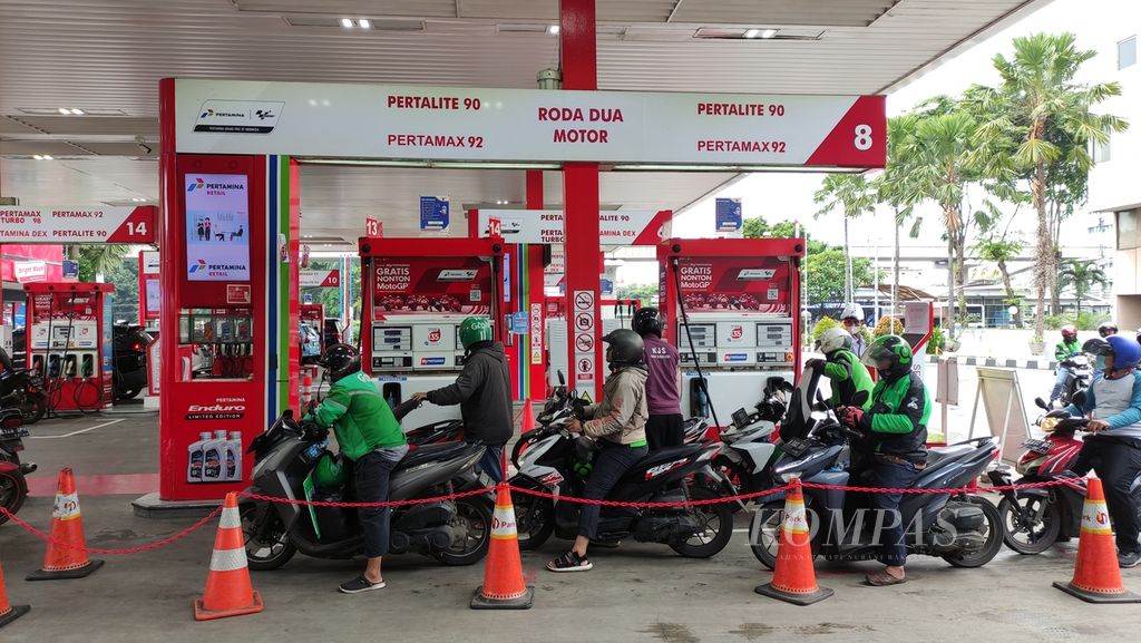 Suasana antrean pengemudi sepeda motor yang hendak mengisi bahan bakar minyak di SPBU Pertamina Tebet Barat, Jakarta, Selasa (3/1/2023). 