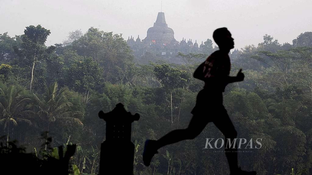 Peserta Bank Jateng Borobudur Marathon saat lari melintasi kawasan pedesaan sekitar Candi Borobudur, Kecamatan Borobudur, Kabupaten Magelang, Minggu (20/11/2016). Peserta menyelesaikan rute dalam kategori 10 kilometer, 21 kilometer, 42 kilometer, dan 120 kilometer. Acara tahunan Borobudur Marathon tersebut turut mempromosikan pariwisata Jawa Tengah.