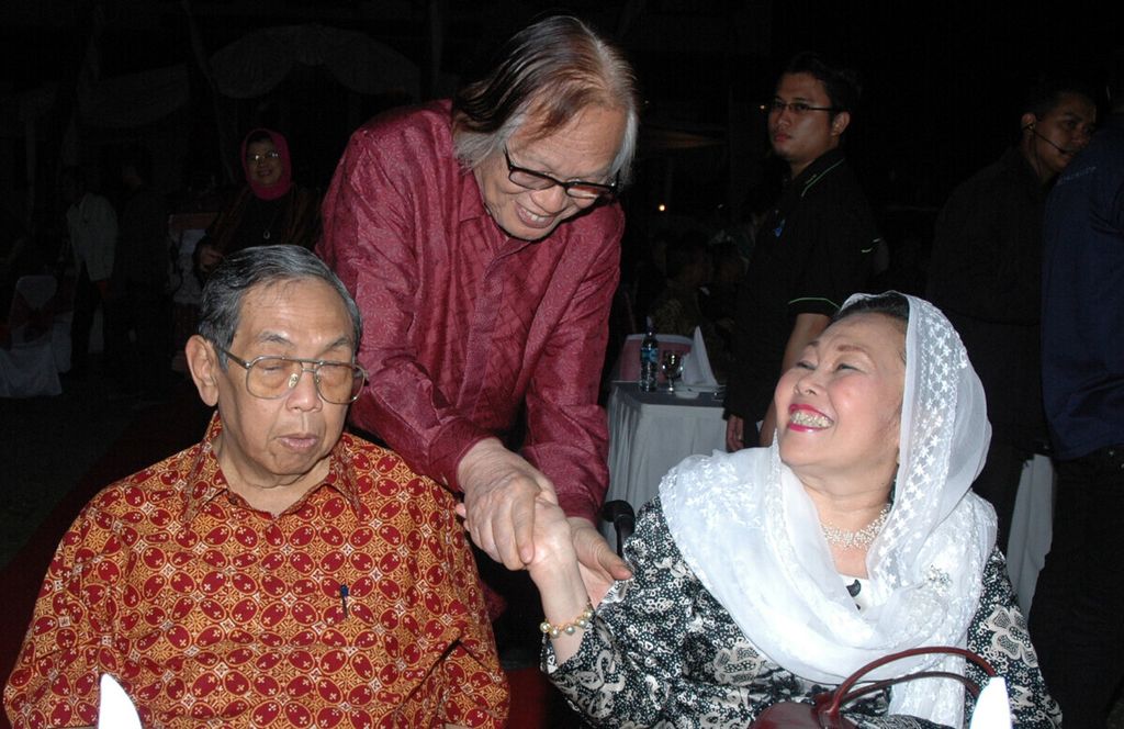 Cendekiawan Jakob Oetama berbincang bersama mantan Presiden RI Gus Dur dan istrinya Sinta Nuriah di acara peringatan 60 Tahun Indonesia Merdeka yang bertajuk Menyelamatkan Komitmen Nasional di Gedung Arsip Nasional, Jakarta Barat, Senin (15/8/2005). 