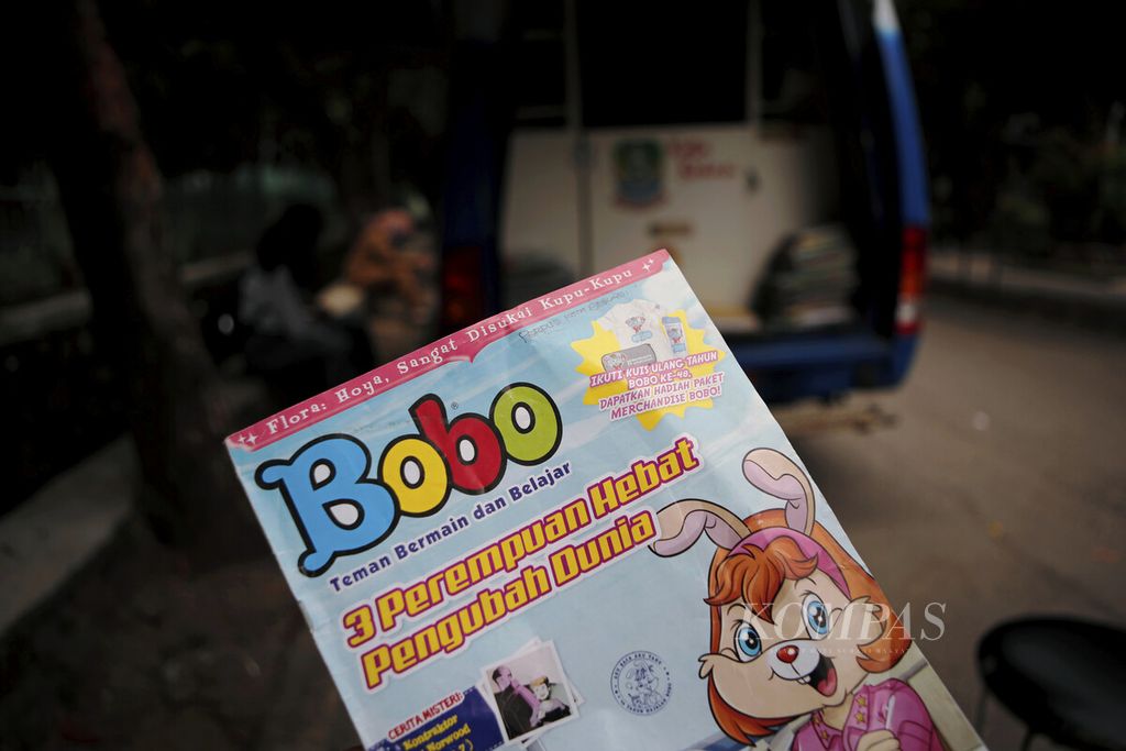 Majalah <i>Bobo</i>, salah satu yang dipajang mobil perpustakaan keliling dari Dinas Arsip dan Perpustakaan Daerah Kota Bekasi di Jalan Guntur Raya, Kota Bekasi, Jawa Barat, Senin (14/6/2021). 