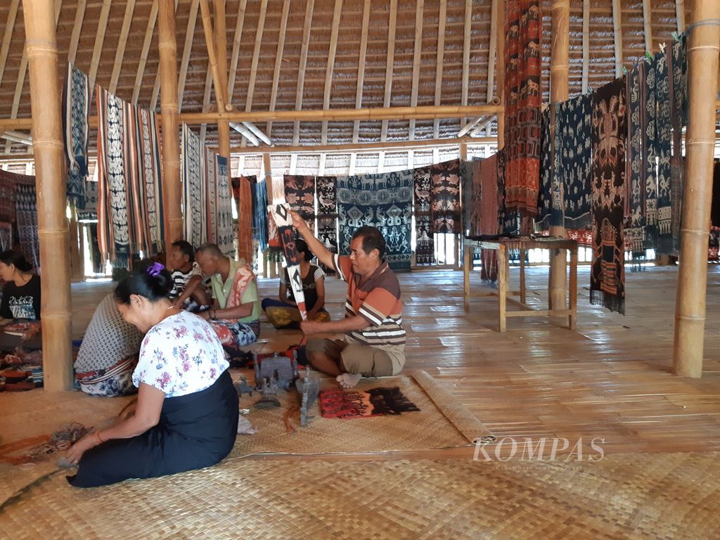 Kain tenun Sumba dibentangkan warga di salah satu galeri di wilayah Desa Raja Prailiu, Kecamatan Kambera, Kabupaten Sumba Timur, Rabu (24/5/2023) pagi.