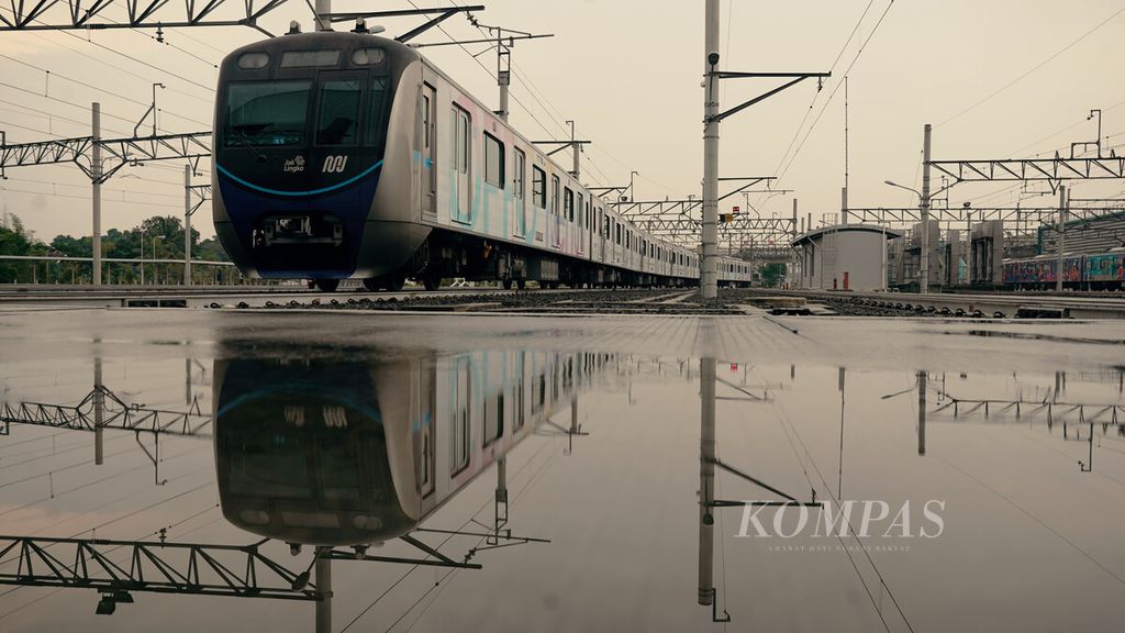 Rangkaian kereta MRT Jakarta di Depo MRT Lebak Bulus, Jakarta Selatan, Kamis (31/3/2022). Penumpang MRT Jakarta pada Maret 2022 mengalami kenaikan 61 persen dari bulan sebelumnya. Penumpang harian MRT Jakarta mencapai 42.847 pada akhir Maret 2022. 
