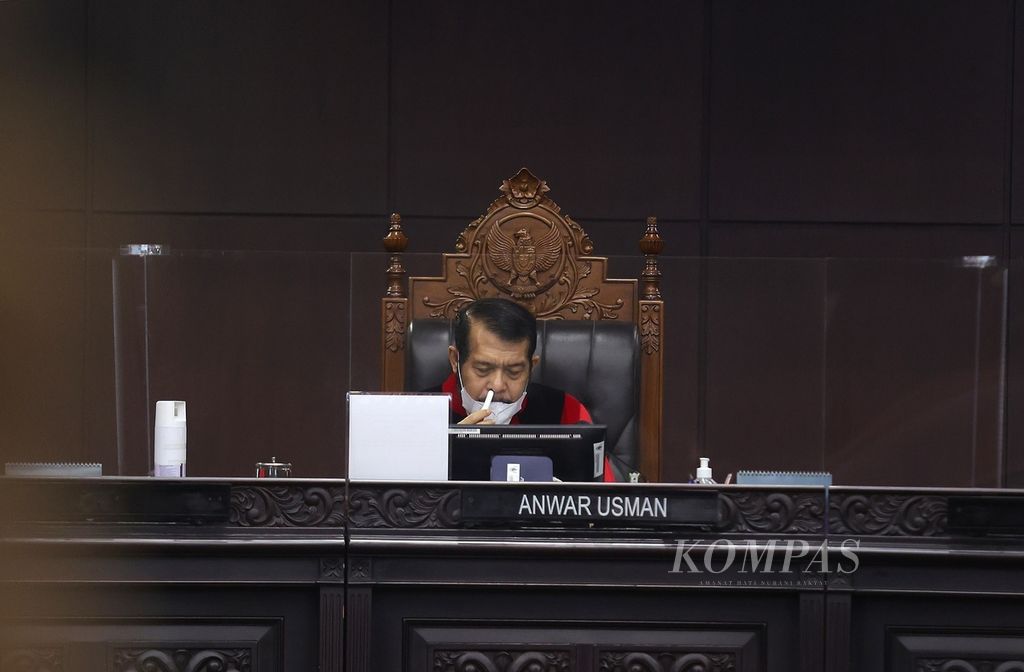 Hakim Konstitusi yang juga Ketua Mahkamah Konstitusi (MK) Anwar Usman mengikuti sidang putusan uji materi Undang-Undang (UU) Nomor 35 Tahun 2009 tentang Narkotika terhadap UUD 1945 di Mahkamah Konstitusi, Jakarta, Rabu (20/7/2022). 
