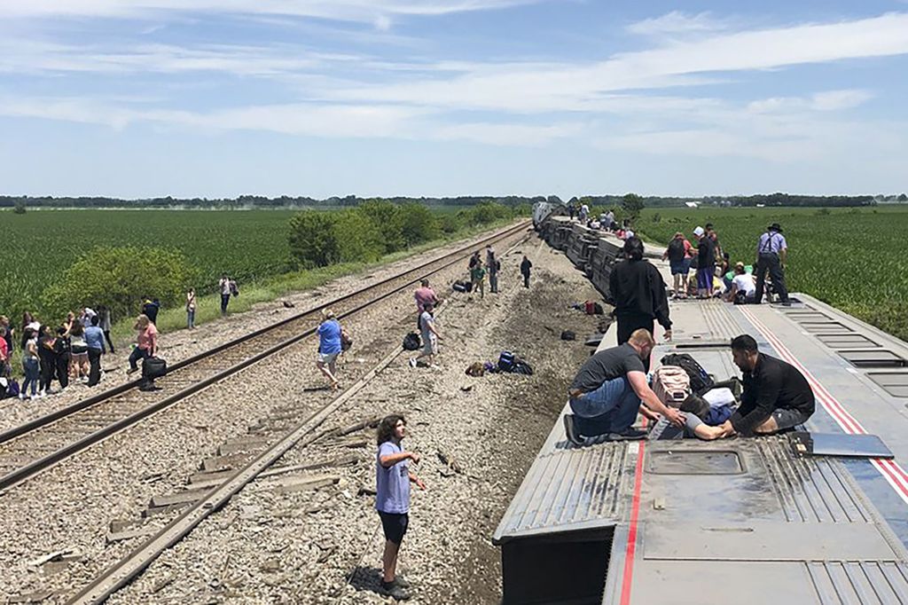 Dalam foto yang diambil oleh Dax McDonald tampak rangkaian gerbong kereta api The Southwest Chief terguling di samping rel setelah bertabrakan dengan sebuah truk sampah pada Senin (27/6/2022) di Mendon, Missouri.