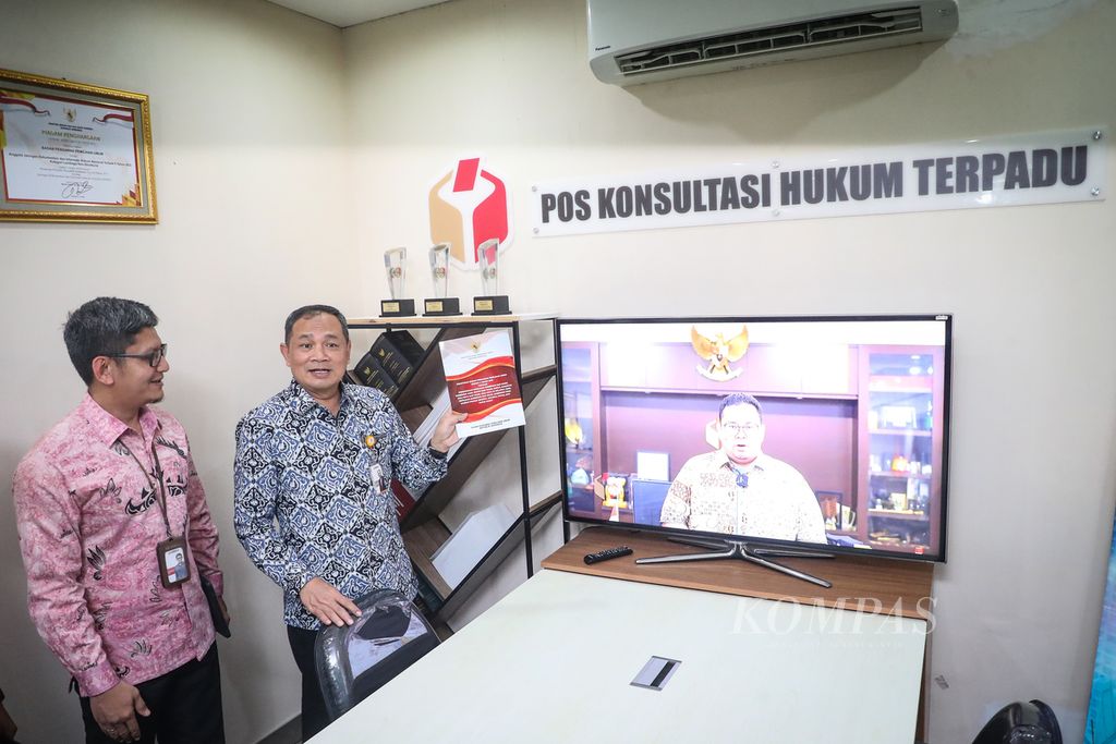Sekretaris Jenderal Bawaslu Ichsan Fuady (kanan) dan Kepala Biro Hukum dan Hubungan Masyarakat Bawaslu Agung Bagus Gede Bhayu Indra Atmaja (kiri) meninjau pos konsultasi hukum di kantor Bawaslu, Jakarta, Jumat (18/8/2023). 