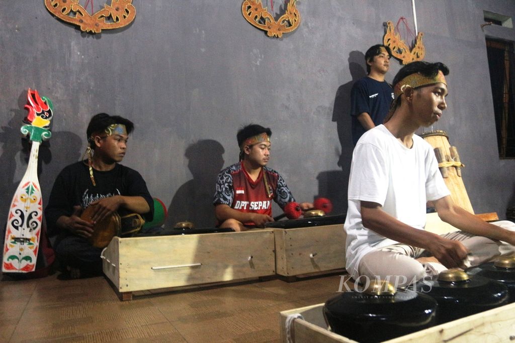 Pemain musik dari Sanggar Hagatang Tarung sendang berlatih di ruang latihan sanggar di Palangkaraya, Kalimantan Tengah, Minggu (23/11/2022).