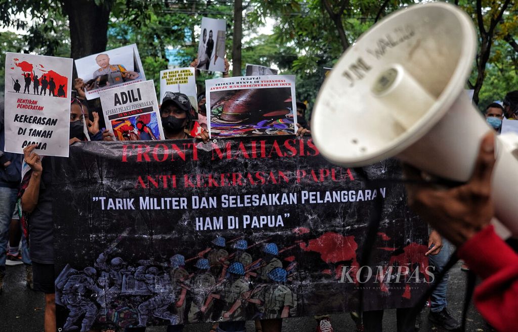 Aksi mahasiswa yang tergabung dalam Front Mahasiswa Anti-Kekerasan Papua ketika menggelar aksi di kantor Komisi Nasional Hak Asasi Manusia (Komnas HAM), Jakarta, Jumat (3/3/2023). 