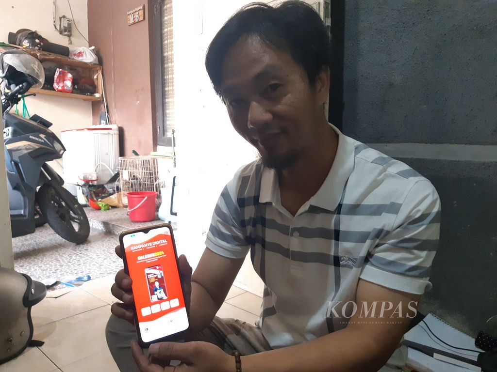 Pemilik usaha Signpro, Wendri Wandriana di Kecamatan Padalarang, Kabupaten Bandung Barat, menunjukkan salah satu desain aplikasi untuk kampanye digital di telepon seluler.