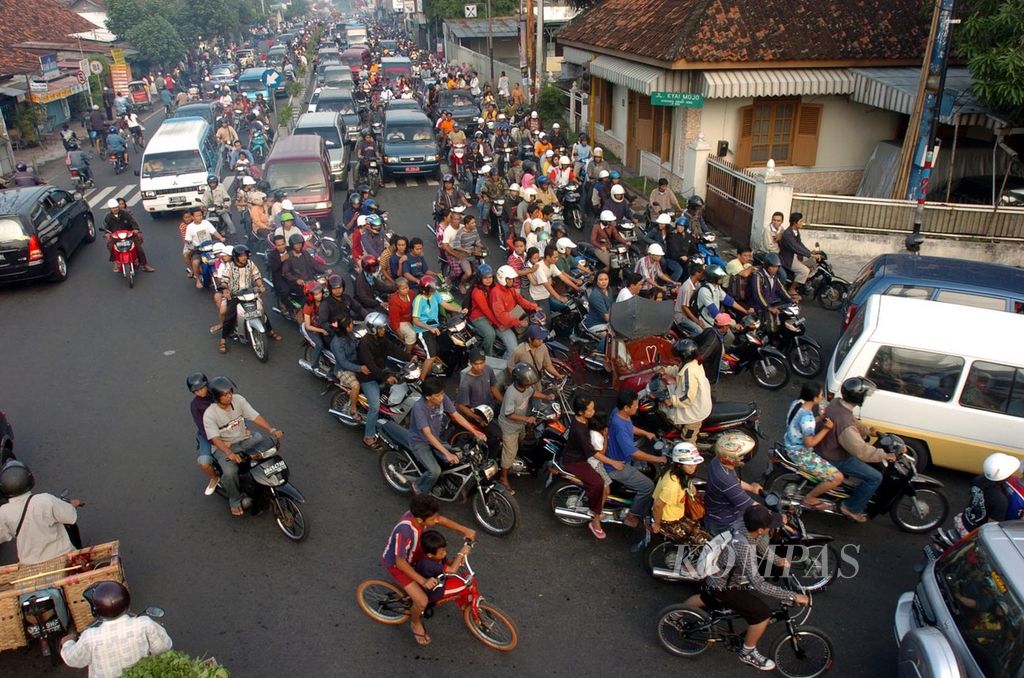 Residents from Bantul Regency and Yogyakarta City are flocking away from the southern coastal areas due to panic caused by the issue of a tsunami resulting from a 5.9 magnitude tectonic earthquake on Saturday (May 27, 2006).