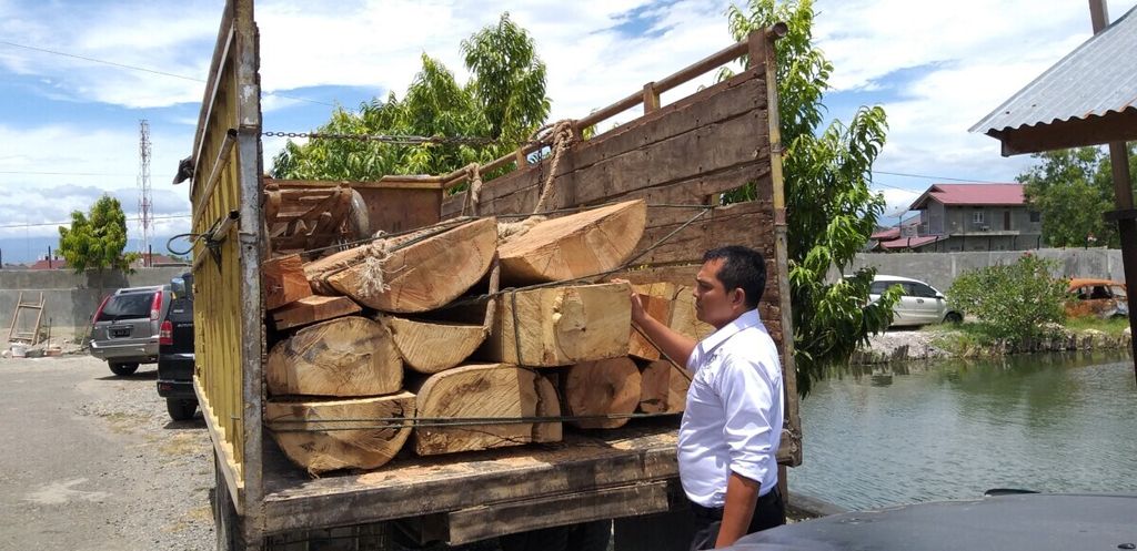 Piles of wood from the protected forest of Geumpang, Pidie District, Aceh Province were confiscated by the police as evidence related to the illegal logging case.