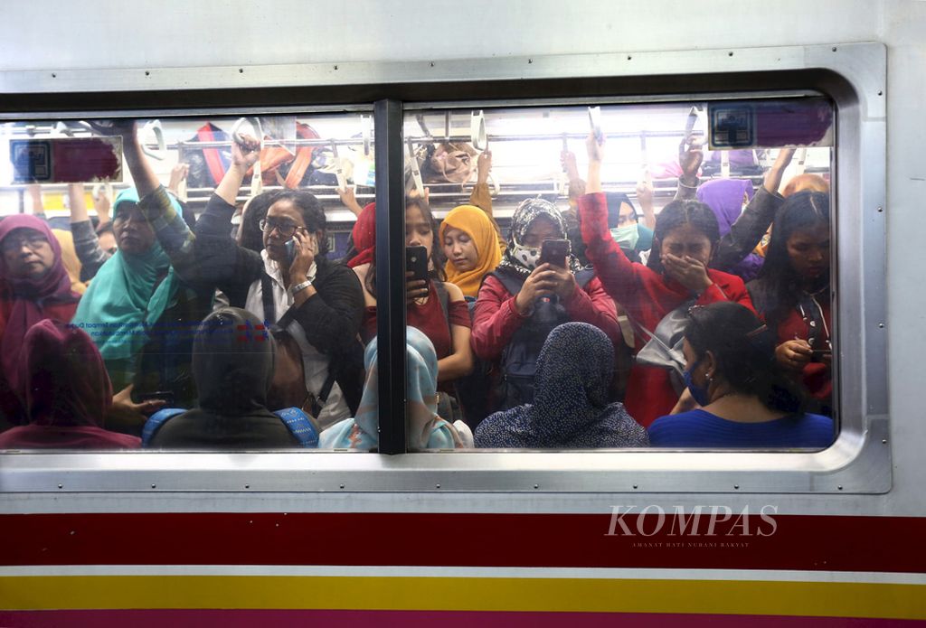 Suasana di dalam kereta rel listrik (KRL) rute Tanah Abang-Serpong, saat jam pulang kantor, Rabu (31/1/2018). Penggunaan transportasi umum seperti KRL sudah menjadi keseharian dan gaya hidup bagi para pekerja yang tinggal di pinggiran Jakarta.
