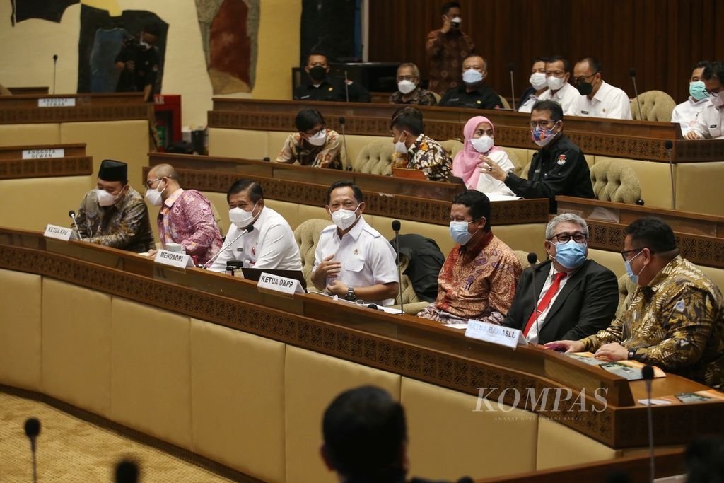 Menteri Dalam Negeri Tito Karnavian (tengah) bersama Ketua Komisi Pemilihan Umum (KPU) Hasyim Asy'ari (kedua kiri), Ketua Dewan Kehormatan Penyelenggara Pemilihan Umum (DKPP) Muhammad (ketiga kanan), Ketua Badan Pengawas Pemilu Rahmat Bagja (kanan) didampingi anggota KPU Mochammad Afifuddin (kiri) dan anggota DKPP Teguh Prasetyo (kedua kanan) mengikuti Rapat Kerja/Rapat Dengar Pendapat dengan Komisi II DPR di Kompleks Parlemen, Senayan, Jakarta, Rabu (13/4/2022). Agenda rapat adalah pembahasan persiapan pemilu serentak tahun 2024. Selain itu, pertemuan ini adalah rapat kerja perdana anggota KPU dan Bawaslu terpilih periode 2022-2027. 