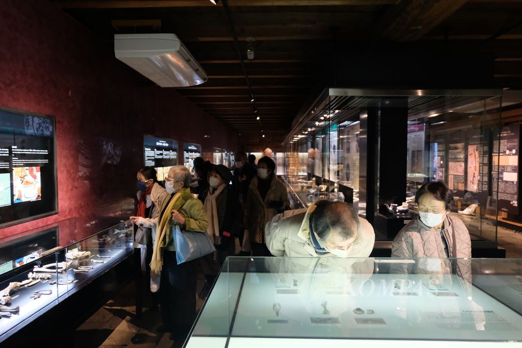 Sejumlah wisatawan mengunjungi museum yang ada di Pulau Dejima, kota Nagasaki, Prefektur Nagasaki, Jepang, Jumat (26/1/2024). Museum itu menceritakan sejarah Dejima sebagai pulau buatan yang memfasilitasi perdagangan asing di Jepang pada masa lampau. 