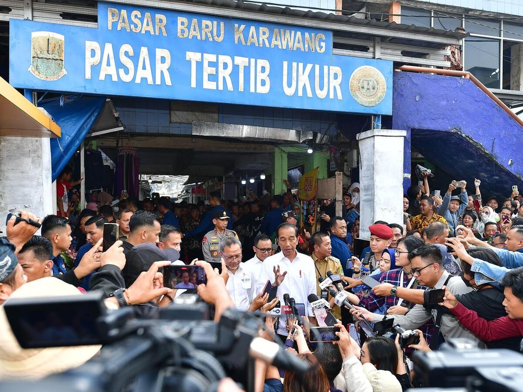 Presiden Joko Widodo memberikan keterangan pers usai meninjau langsung stok dan harga sejumlah bahan pangan yang ada di Pasar Baru, Karawang, Provinsi Jawa Barat, pada Rabu (8/5/2024).