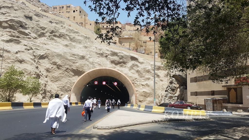 Jemaah berjalan melalui terowongan menuju Masjidil Haram di Mekkah, Arab Saudi, Jumat (1/7/2022). Jelang puncak haji pada 8 Juli 2022, semakin banyak jemaah haji dari sejumlah negara yang berdatangan ke Tanah Suci.