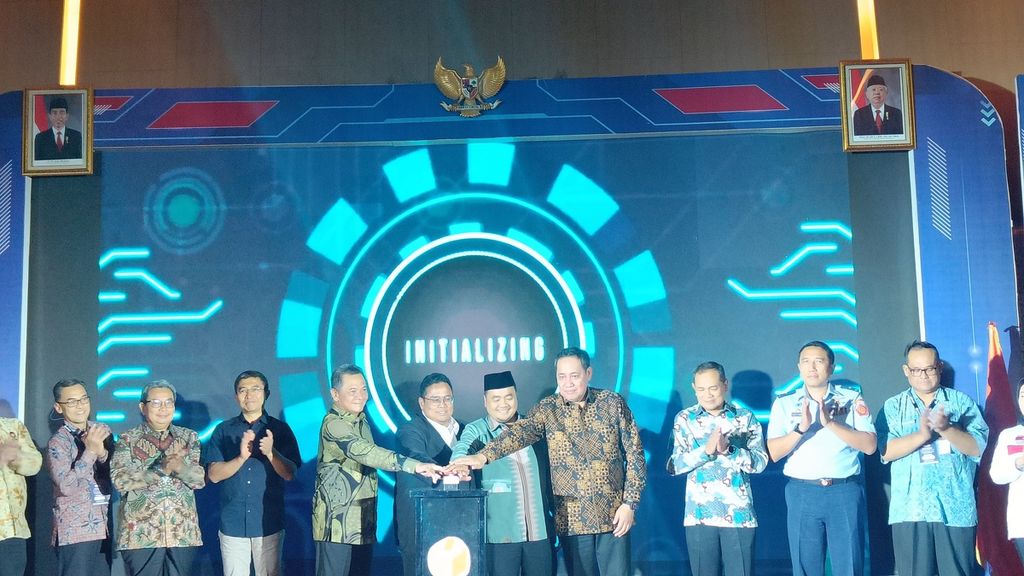 Ketua Dewan Kehormatan Penyelenggara Pemilu (DKPP) Heddy Lugito, Ketua Bawaslu Rahmat Bagja, anggota Komisi Pemilihan Umum (KPU) Afifuddin, dan anggota Bawaslu Herwyn JH Malonda (tengah, dari kiri ke kanan) saat peluncuran Pemetaan Kerawanan Pemilu Serentak 2024, di Jakarta, Kamis (31/8/2023).
