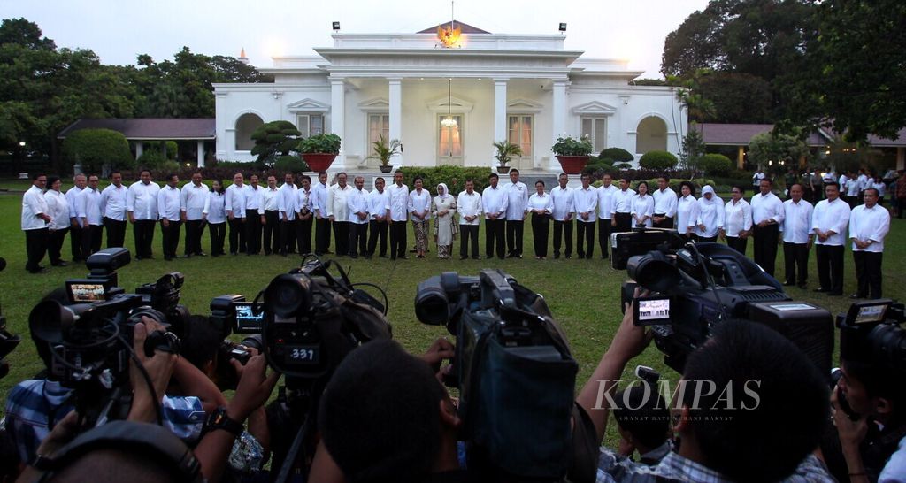 Para menteri Kabinet Kerja pilihan Presiden Joko Widodo dan Wakil Presiden Jusuf Kalla. Tampak Presiden Joko Widodo dan Wapres Jusuf Kalla berfoto bersama di halaman Istana Kepresidenan, Minggu (26/10/14). 