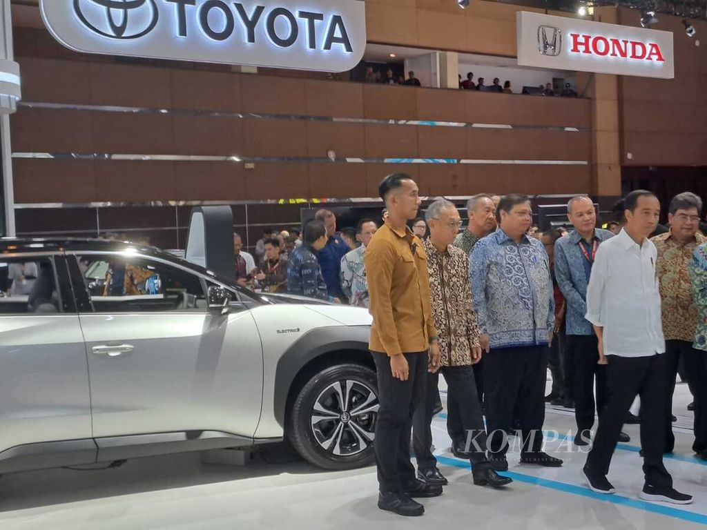 Presiden Joko Widodo berkeliling di pameran Indonesia International Motor Show (IIMS) 2024 di JIExpo, Kemayoran, Jakarta, Kamis (15/2/2024). Pameran yang diikuti 53 merek ini berlangsung pada 15-25 Februari 2024.
