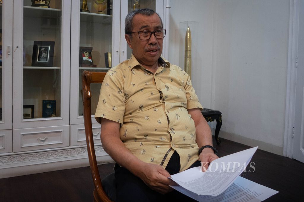 Gubernur Riau Syamsuar memaparkan perkembangan daerah jelang Hari Ulang Tahun Ke-66 Provinsi Riau di rumah dinasnya di Kota Pekanbaru, Riau, Minggu (6/8/2023).