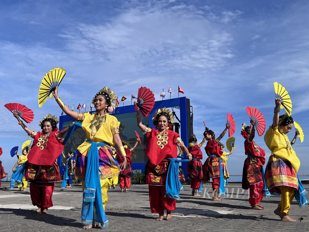 Ratusan orang menari di acara pembukaan Multilateral Naval Exercise Komodo (MNEK) 2023 di Pelabuhan Soekarno-Hatta, Makassar, Senin (5/6/2023). Kegiatan ini diikuti angkatan laut dari 36 negara.