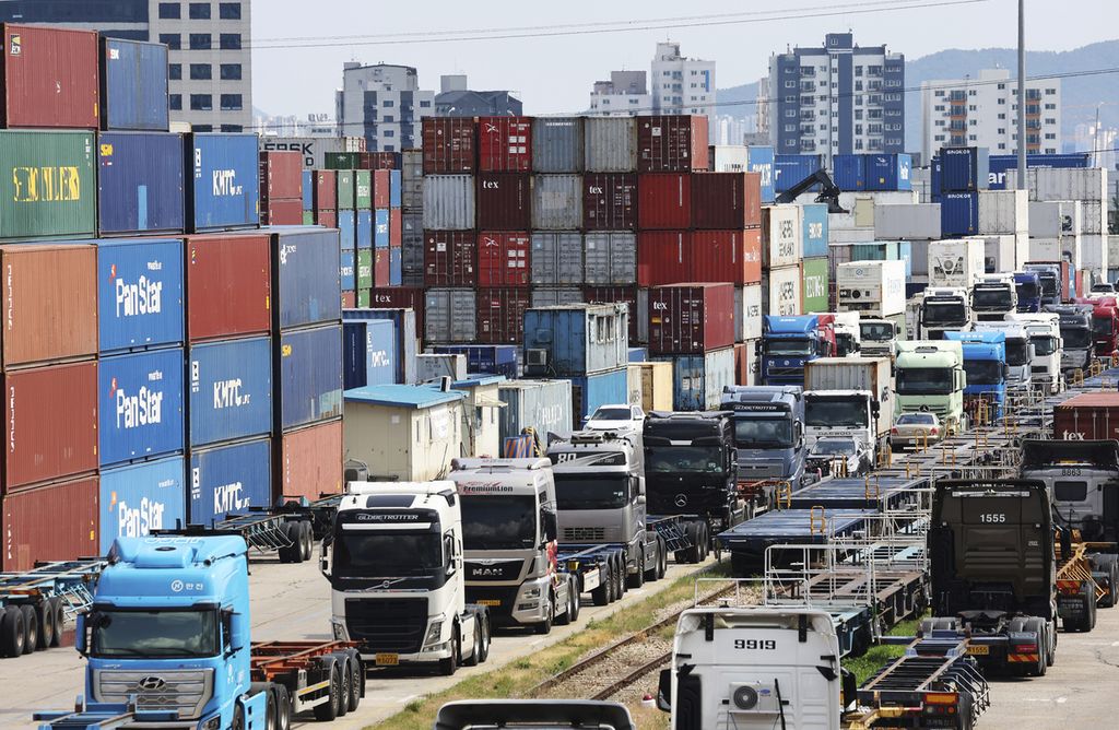 Truk-truk diparkir di dekat tumpukan kontainer di Depot Kontainer Inland di Uiwang, Korea Selatan, Senin (13/6/2022), dalam unjuk rasa para sopir truk yang telah berlangsung selama sepekan terakhir. 
