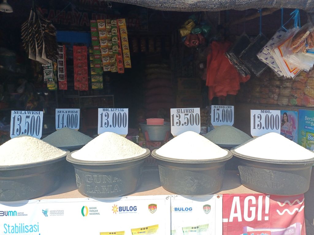 Beras di Pasar Naikoten, Kupang, Nusa Tenggara Timur, Sabtu (7/10/2023). Harga beras terendah Rp 13.000 per kg dan tertinggi Rp 17.500 per kg.