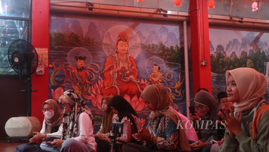 Suasana dialog tokoh lintas iman dalam kegiatan Pesan-Tren Damai di Wihara Dewi Welas Asih, Kota Cirebon, Jawa Barat, Jumat (7/4/2023). 