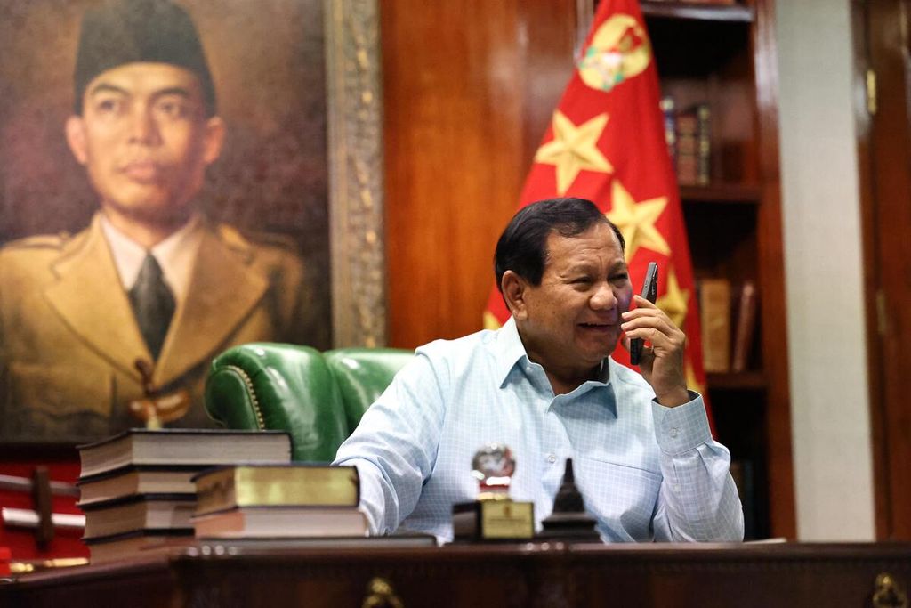 Calon presiden Prabowo Subianto berkomunikasi dengan Presiden Amerika Serikat Joe Biden melalui telepon pada Jumat (22/3/2024) malam. Biden memberikan ucapan selamat kepada Prabowo atas kemenangannya pada Pilpres 2024.