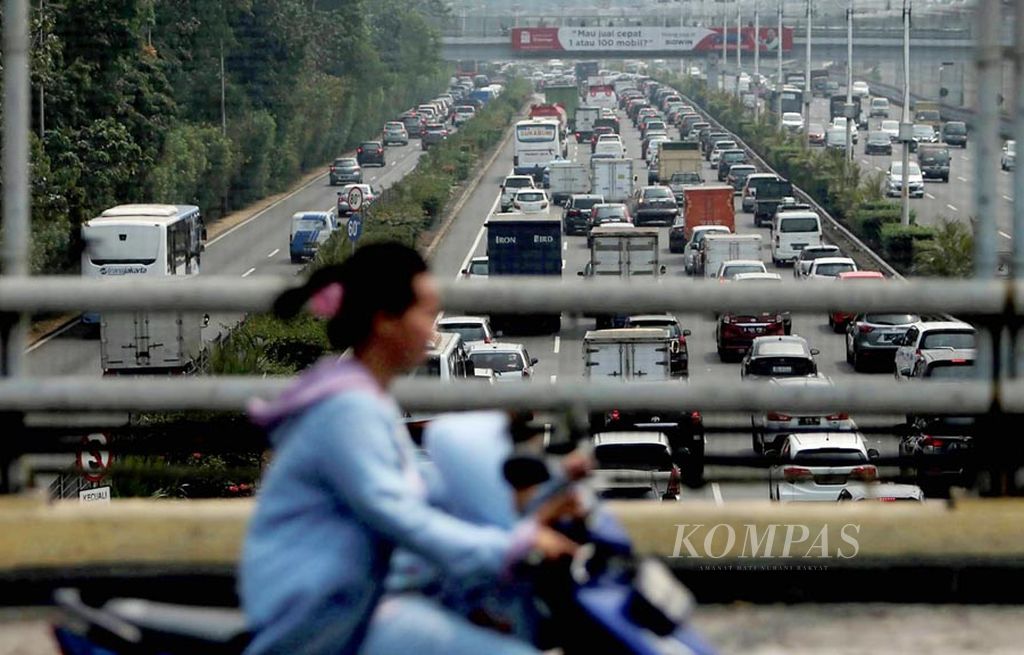 Kendaraan  terjebak macet setelah melintasi Gerbang Tol Cililitan menuju Jakarta di kawasan Cililitan, Jakarta Timur, Selasa (5/9). Mulai 7 September, pemerintah akan memberlakukan tarif merata untuk semua jarak di Tol Jagorawi. Tarif yang akan diberlakukan bagi kendaraan golongan I adalah Rp 6.500, golongan II Rp 9.500, golongan III Rp 13.000, golongan IV Rp 16.000, dan golongan V Rp 19.500.
