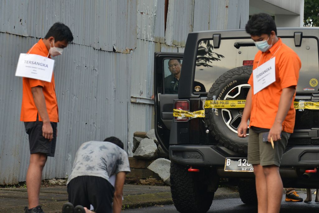 Salah satu polisi melihat rekonstruksi adegan kasus penganiayaan kepada Cristalino David Ozora di kawasan Green Permata Boulevard, Jakarta Selatan, Jumat (10/03/2023). 