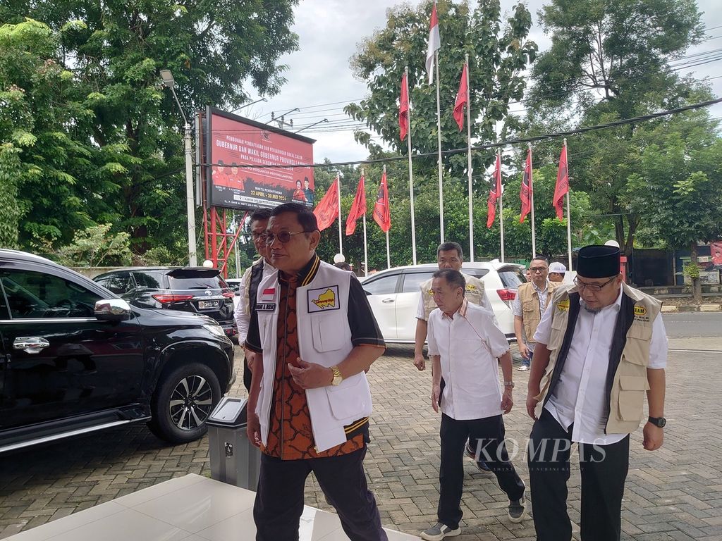Hanan A Rozak, politisi Partai Golkar, saat mendaftar penjaringan calon gubernur Lampung di kantor PDI-P Lampung, Sabtu (27/4/2024). 