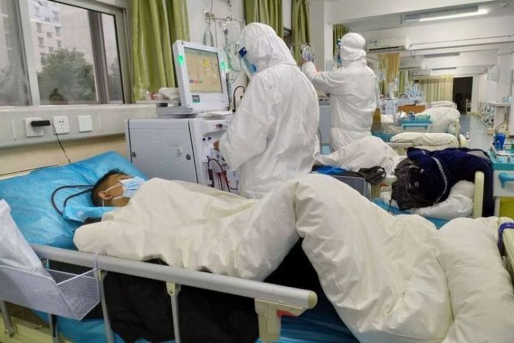 Pasien Covid-19 sedang dirawat di salah satu rumah sakit di Kupang saat merebaknya varian Delta awal tahun lalu, 7 Januari 2021. Pasien Covid-19 butuh oksigen untuk membantu pernapasan. 