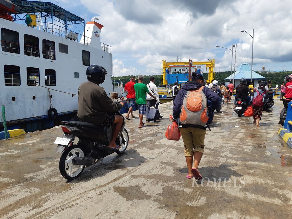 Suasana di Pelabuhan Bolok, Kabupaten Kupang, Nusa Tenggara Timur, Senin (3/4/2023).