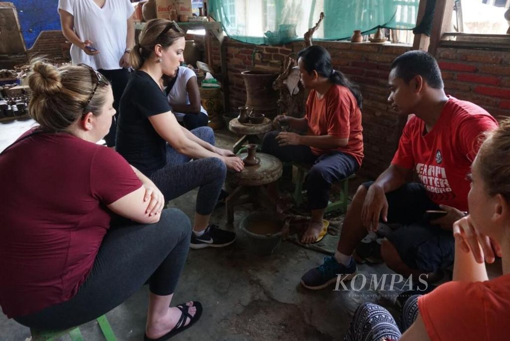 Seorang turis asal Amerika belajar membuat gerabah di Dusun Klipoh, Desa Karanganyar, Kecamatan Borobudur, Kabupaten Magelang, Jawa Tengah.