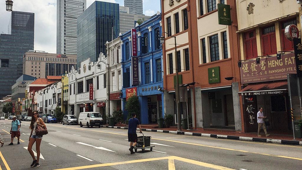  Pemandangan kontras antara gedung-gedung lama dan gedung-gedung modern di kawasan China Town, Singapura, Minggu (2/4). 