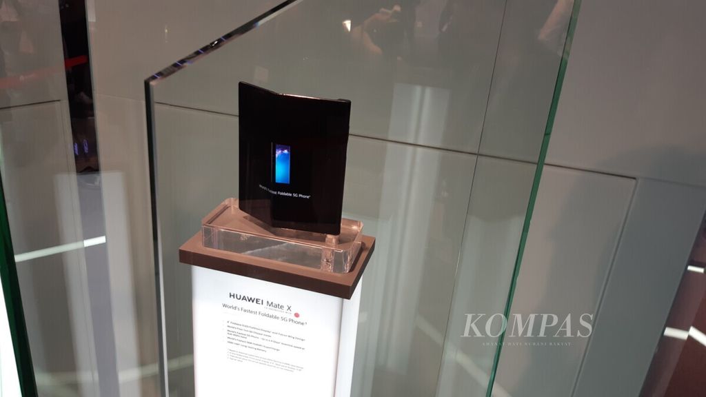 Ponsel lipat Huawei Mate X memperoleh tempat khusus, berupa kotak kaca, saat dipamerkan di Mobile World Congress 2019, Barcelona, Spanyol, 25-28 Februari 2019.