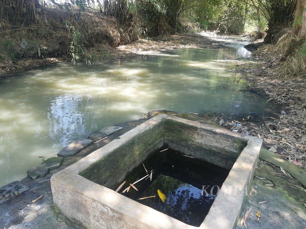 Tempat kejadian perkara pembunuhan di Desa Kasugengan Kidul, Kecamatan Depok, Kabupaten Cirebon, Jawa Barat, Sabtu (24/8/2024). Pada Jumat (23/8/2024) sore, Kusnadi (29) membunuh bapak kandungnya, Jana (79), di lokasi tersebut.