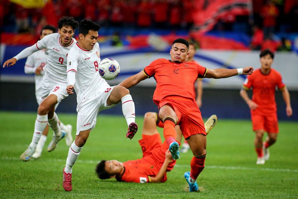 Pemain China, Jiang Guangtai (kedua kanan), dan pemain sayap Indonesia, Witan Sulaeman (kedua kiri), berebut bola pada laga penyisihan Grup C putaran ketiga kualifikasi Piala Dunia 2026 di Stadion Sepak Bola Pemuda Qingdao, China, Selasa (15/10/2024). China menang, 2-1.