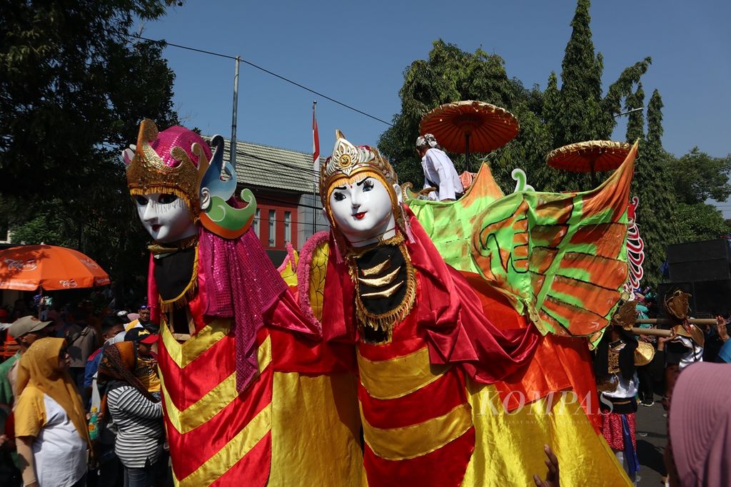 Suasana Cirebon Costume Carnival dalam peringatan HUT Ke-650 Kota Cirebon di depan Balai Kota Cirebon, Jawa Barat, Minggu (1/9/2019). Lebih dari 100 grup turut serta dalam acara yang pertama kali digelar oleh Pemkot Cirebon tersebut. Kegiatan ini diharapkan menarik minat wisatawan berkunjung ke Kota Cirebon.