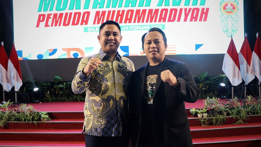 Dzulfikar Ahmad Tawalla (kiri) dan Najih Prasetyo terpilih sebagai Ketua Umum dan Sekretaris Jenderal Pimpinan Pusat Pemuda Muhammadiyan dalam rapat tim formatur Muktamar XVIII Pemuda Muhammadiyah di Balikpapan, Kalimantan Timur, Kamis (23/2/2023). 