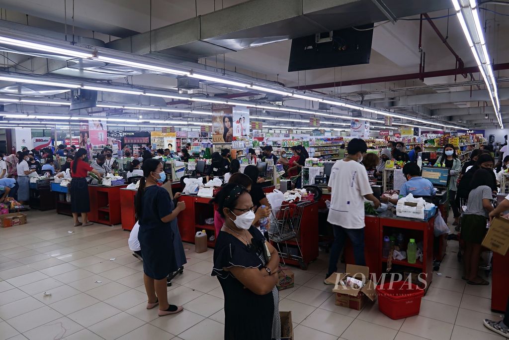 Suasana Jumbo Pasar Swalayan di kawasan Pasar 45, Wenang, Kota Manado, Sulawesi Utara, Kamis (15/12/2022), yang diserbu warga untuk berbelanja menyambut Natal 2022.