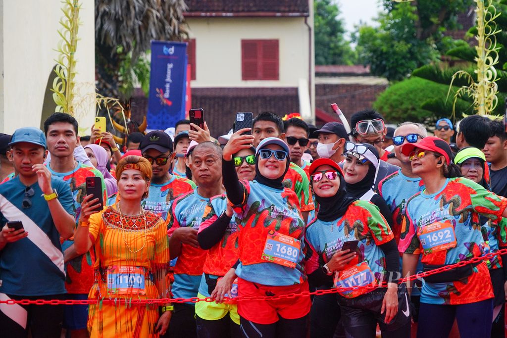 Peserta Bank Jateng Friendship Run Makassar berfoto sebelum memulai lari di Benteng Rotterdam, Makassar, Sulawesi Selatan, Minggu (10/9/2022).