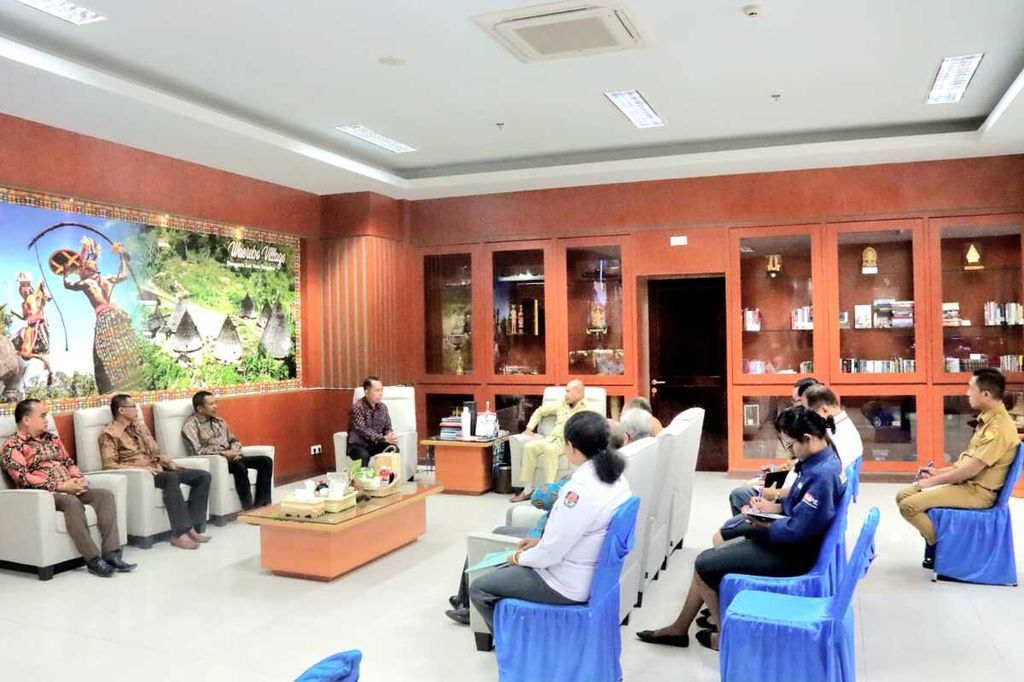 Komisioner Komisi Pemilihan Umum Daerah (KPUD) Nusa Tenggara Timur bertemu dengan Gubernur NTT Viktor Laiskodat (depan tengah) di Kupang, Jumat (3/2/2023). Mereka membahas pelaksanaan Pemilu 2024, di antaranya anggaran Pemilu 2024 senilai Rp 348 miliar.