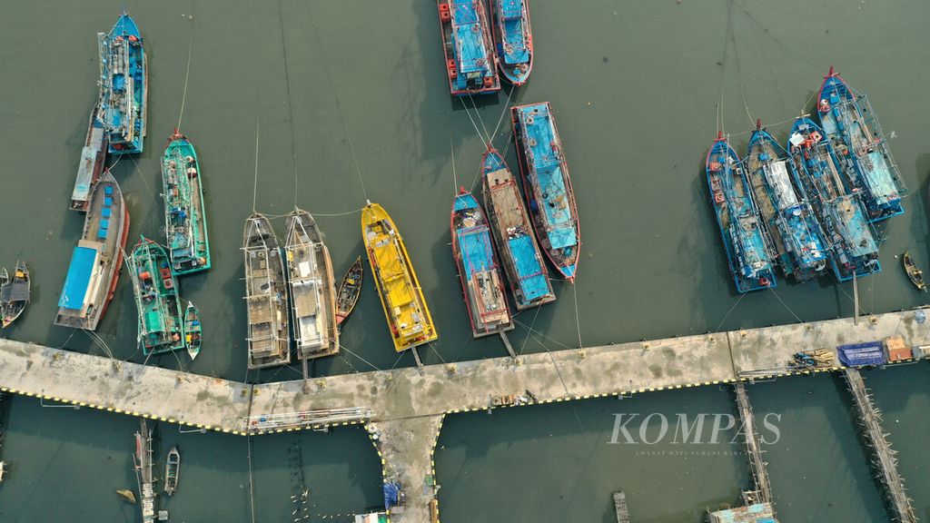Foto udara kapal merapat di dermaga ujung Pelabuhan Kali Adem, Penjaringan, Jakarta Utara, Minggu (30/5/2021). 