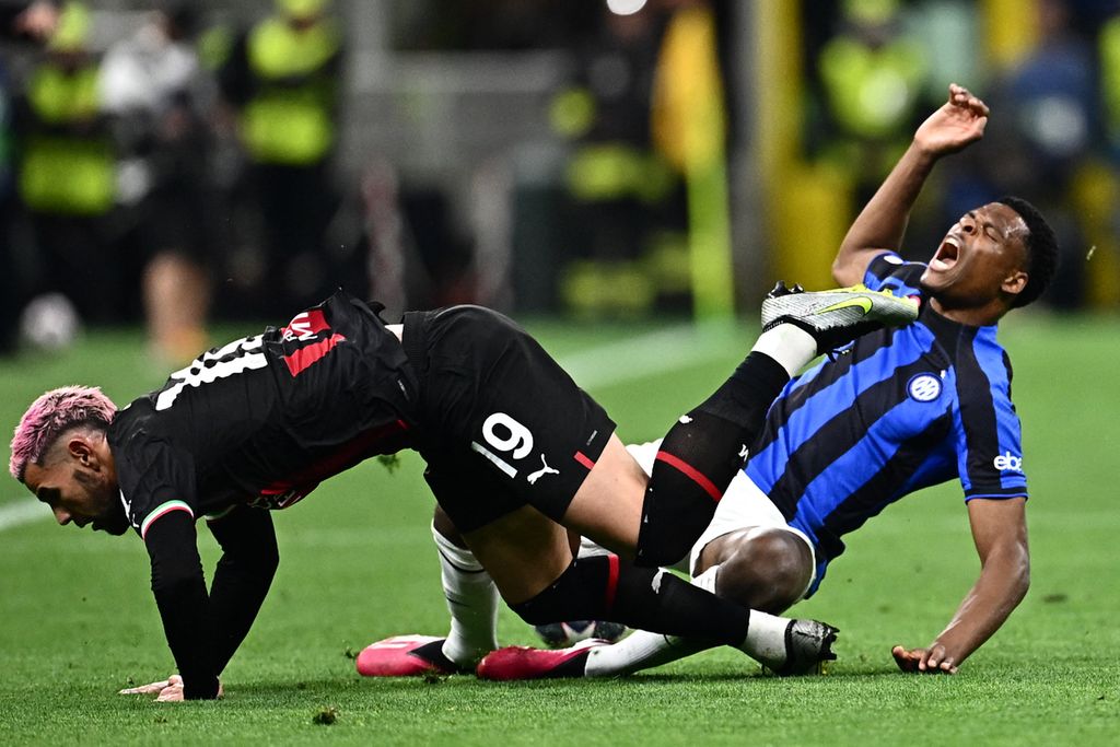 Bek sayap kiri AC Milan, Theo Hernandez, berduel dengan bek sayap kanan Inter Milan, Denzel Dumfries, pada laga pertama semifinal Liga Champions Eropa, Kamis (11/5/2023) WIB, di Stadion San Siro. Milan takluk, 0-2. 