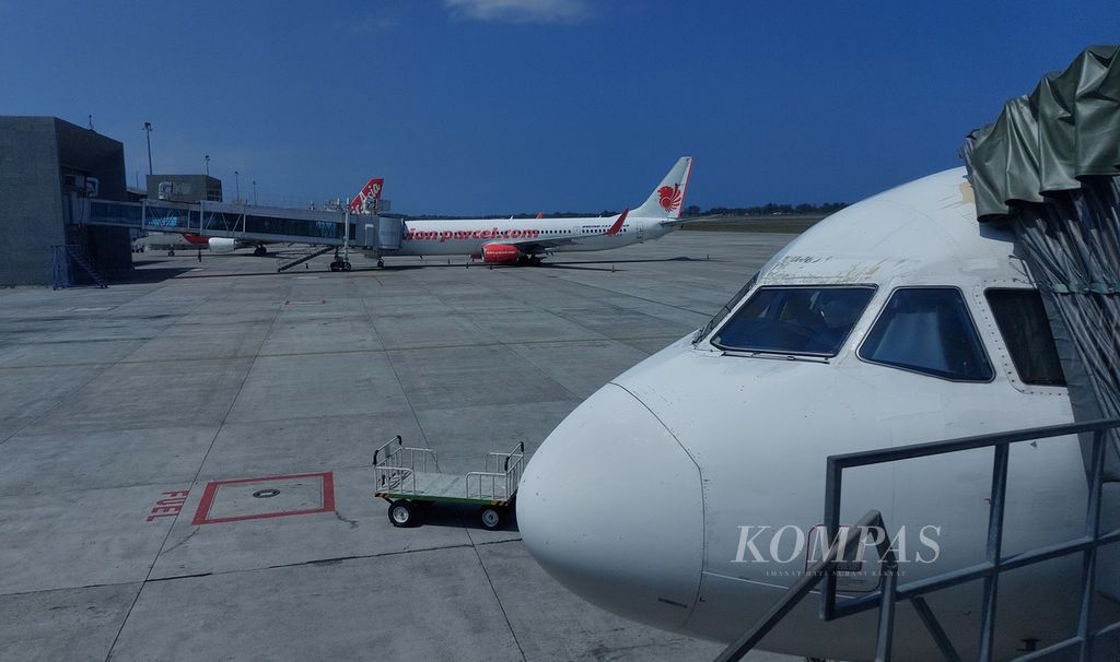 Pesawat terbang komersial untuk penerbangan domestik berada di Bandara Internasional Yogyakarta, Kulon Progo, Daerah Istimewa Yogyakarta, Senin (29/7/2024). Tiket penerbangan domestik untuk beberapa kota tujuan di Indonesia masih dikeluhkan masyarakat karena harganya yang relatif tinggi. 