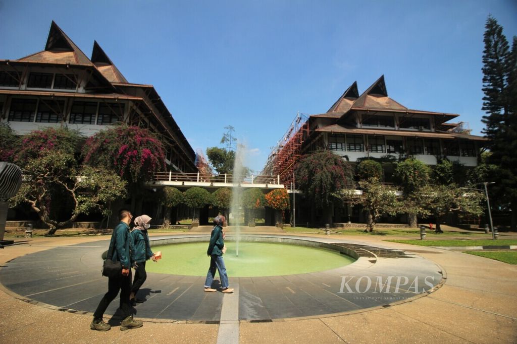 Mahasiswa berjalan di kampus Institut Teknologi Bandung (ITB), Kota Bandung, Jawa Barat, Senin (27/9/2021).