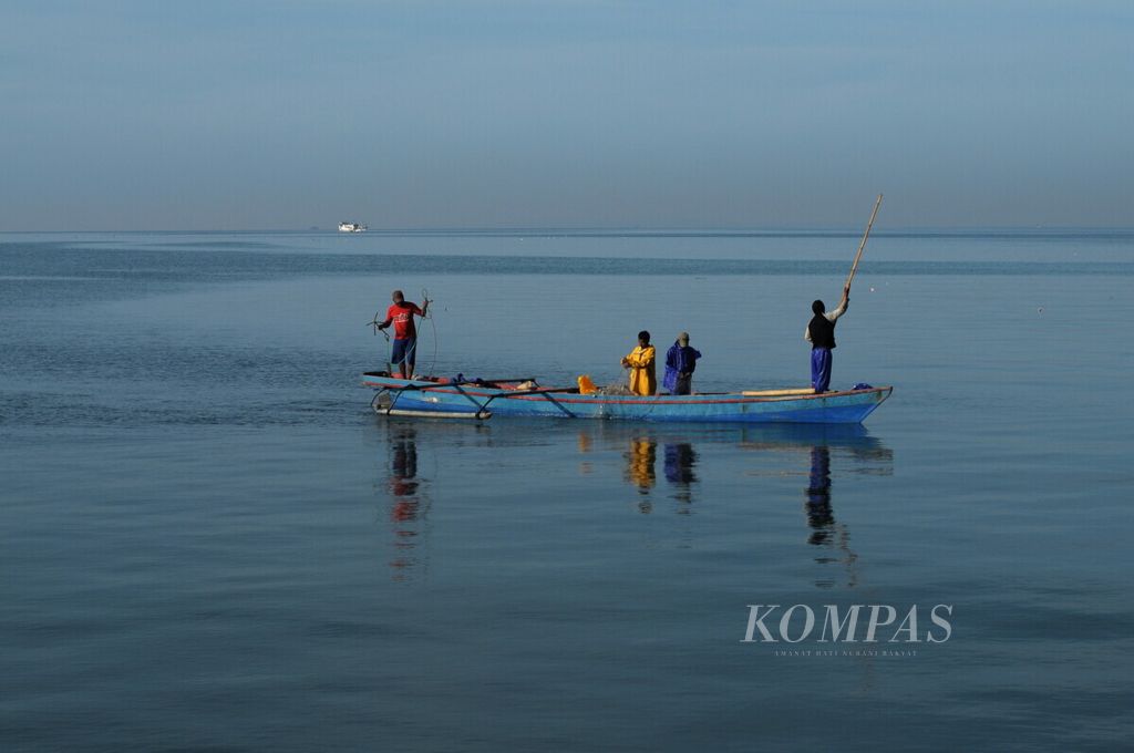 Warga mencari ikan di perairan dangkal Kepualauan Tanimbar, Maluku Tenggara Barat, Maluku, 27 Novemer 2014. Mencari ikan menjadi mata pencarian utama selain bertani.